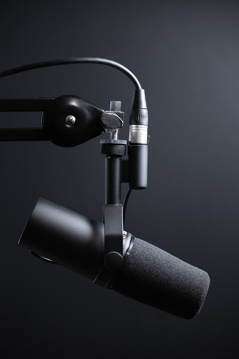 Installation de microphones de haute qualité dans un studio de balado.